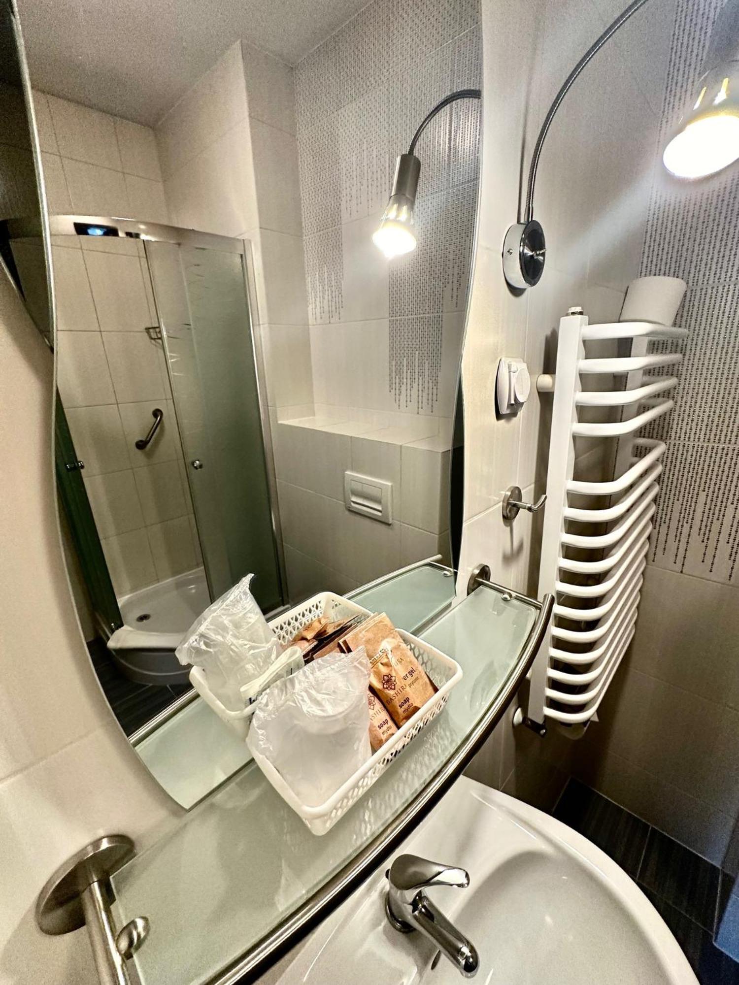 Hotel Pod Debami Ostrów Wielkopolski Exterior foto